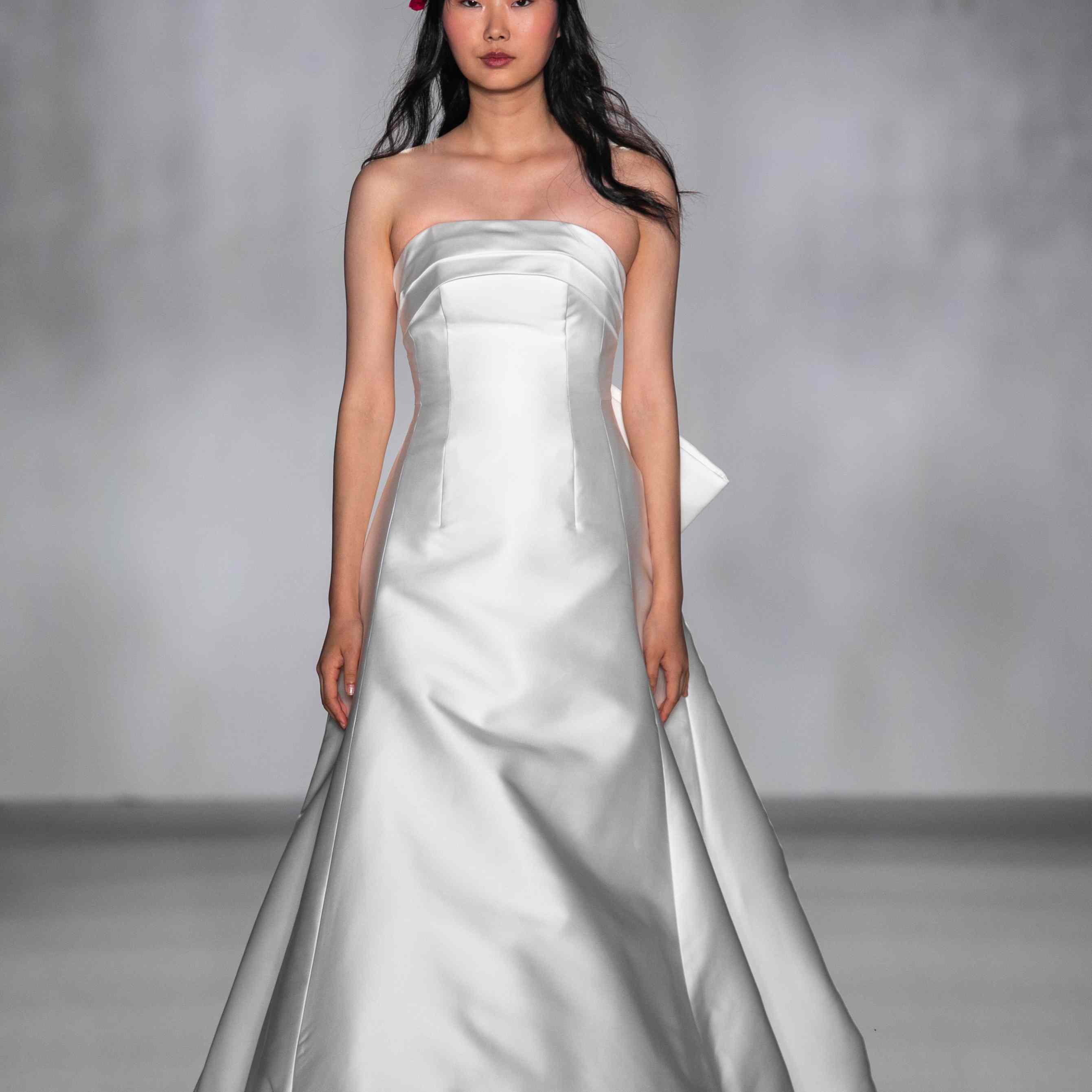 安妮·巴尔婚纱