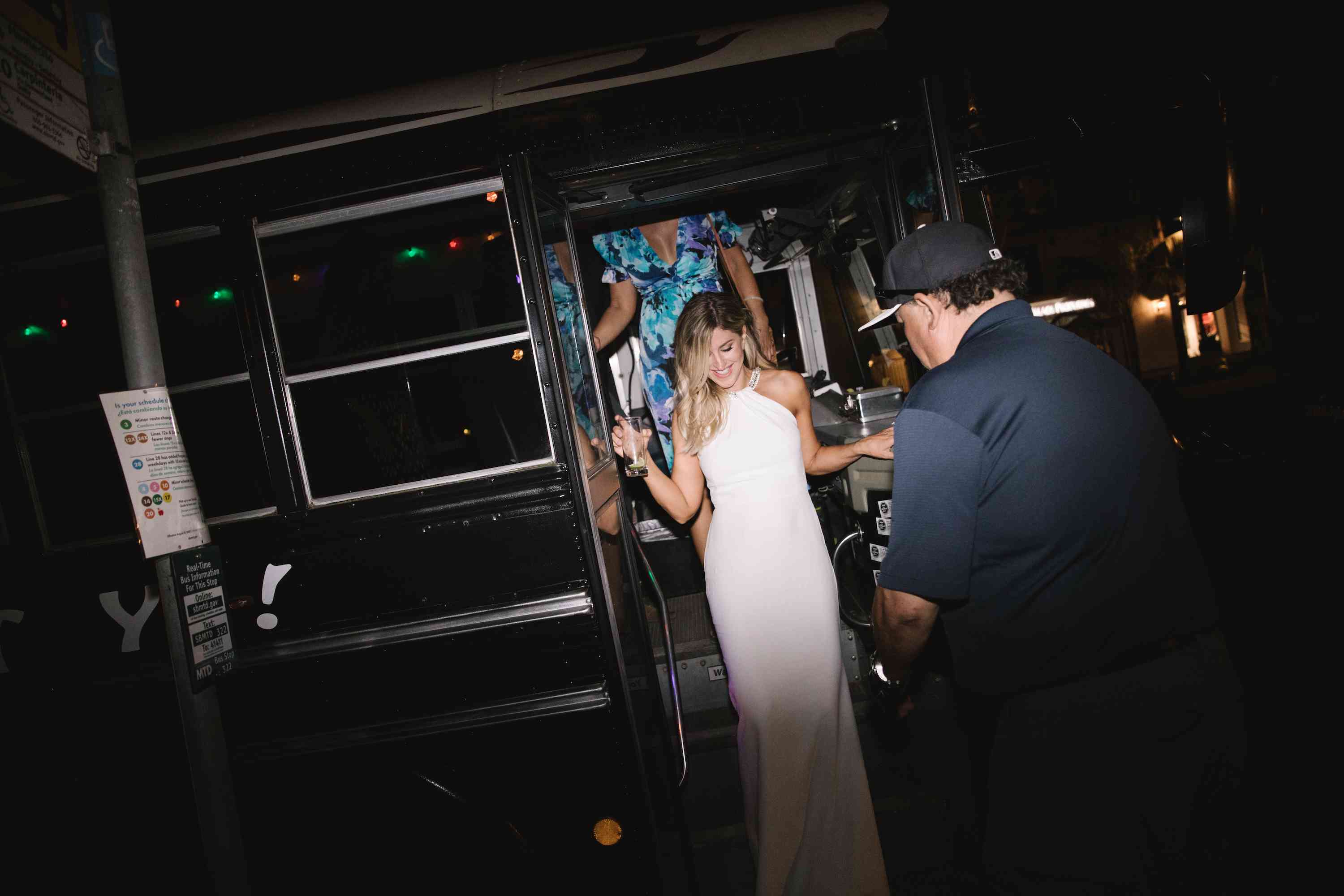 新娘走出公共汽车