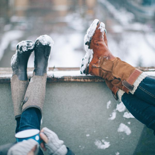 <P>他和她的雪地靴</ P>