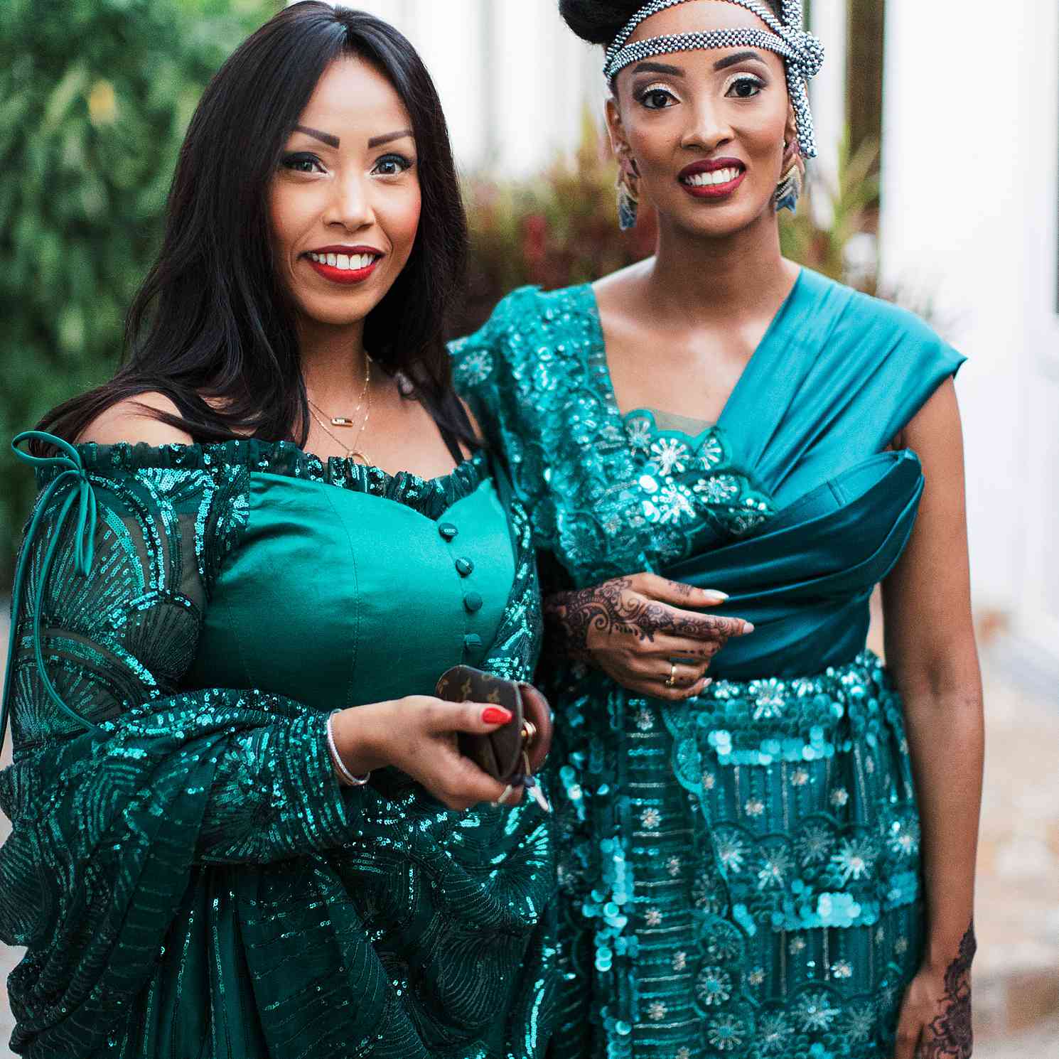 摆在为照片的两名妇女在婚礼