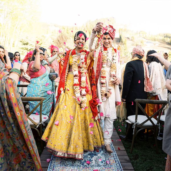 新娘和新郎手牵手