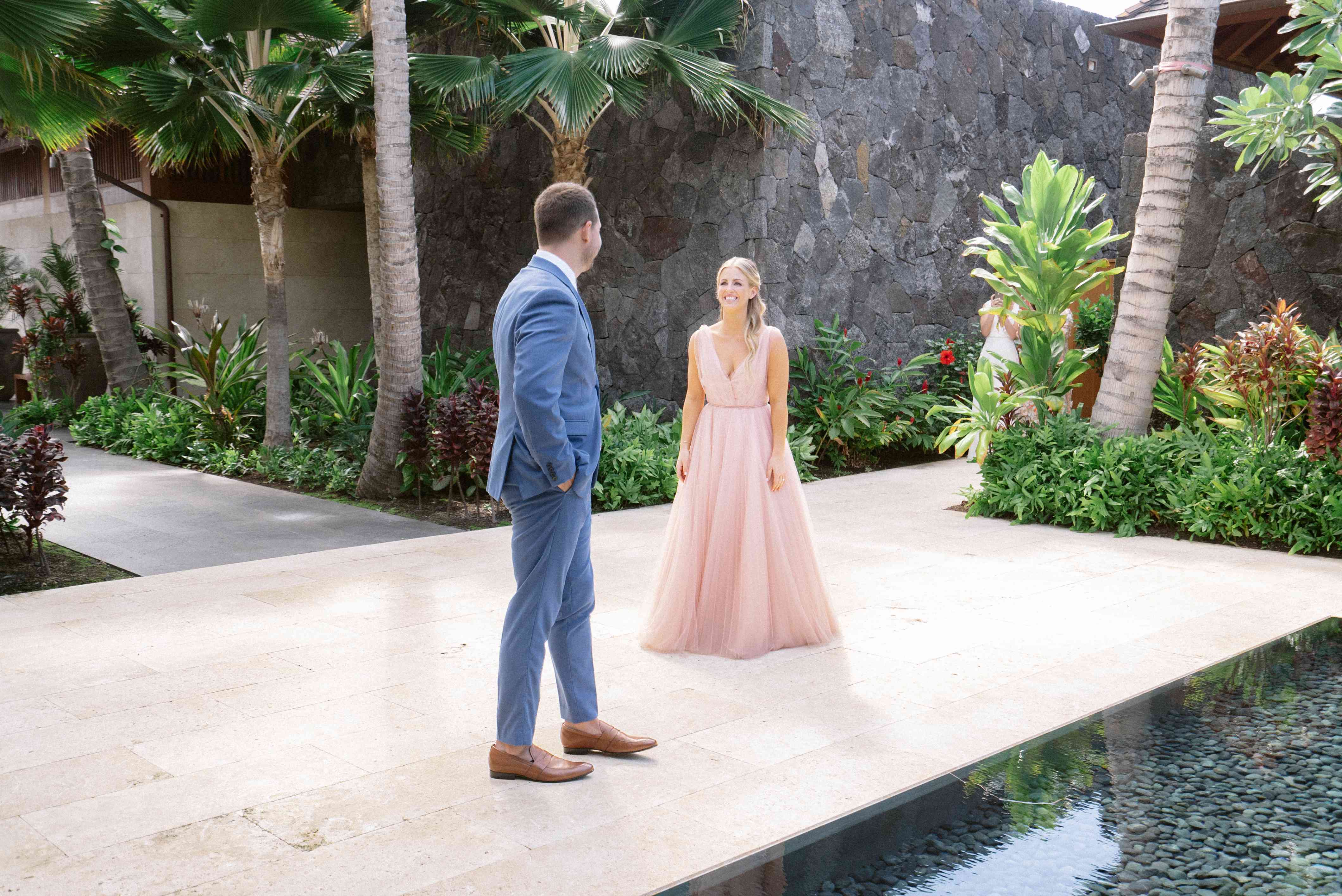 新娘和新郎的第一个看