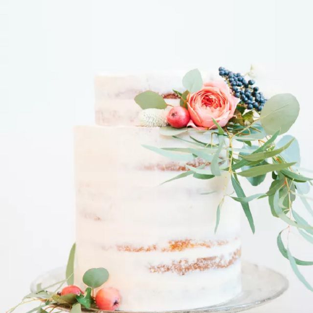 裸露的蛋糕与高底部层和花