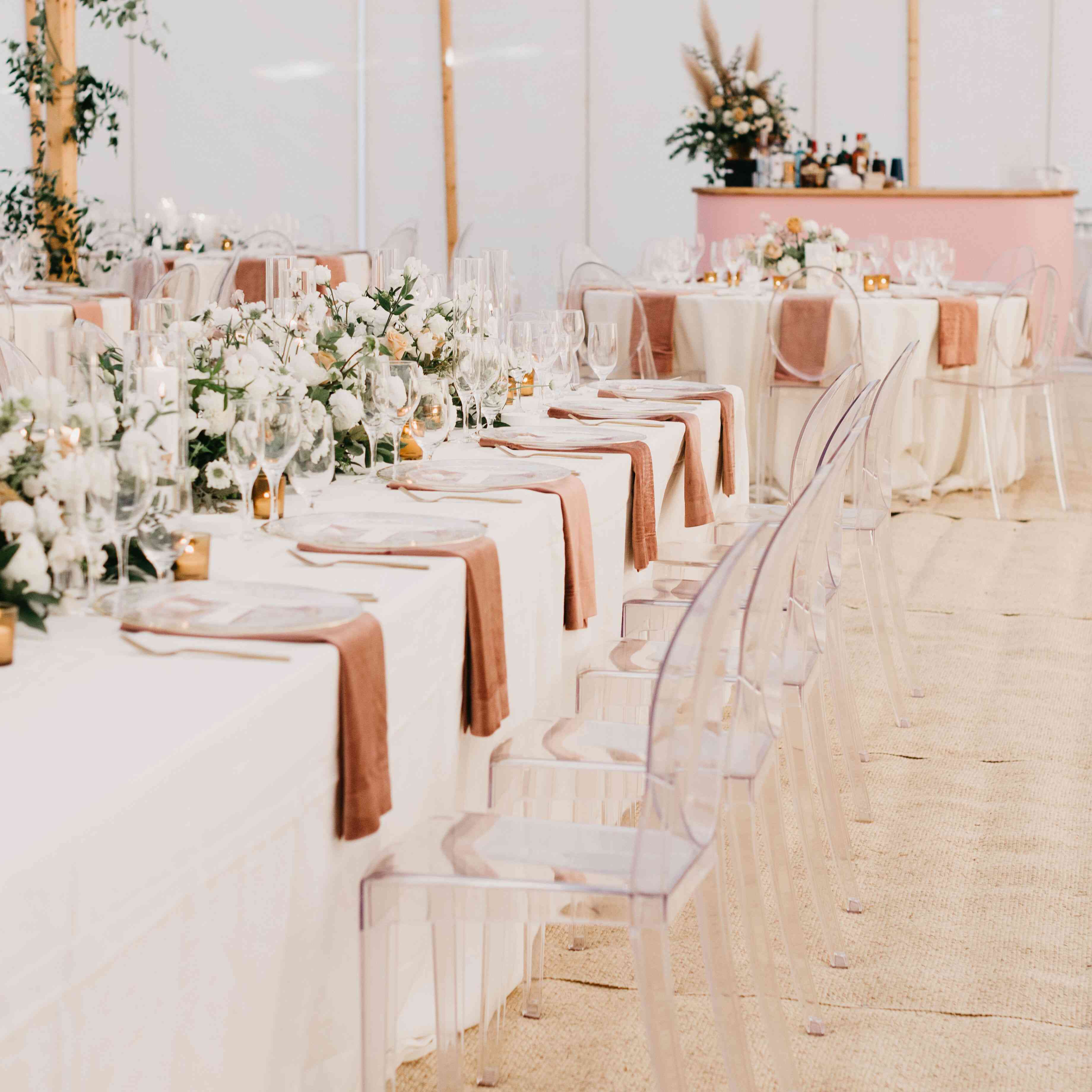 桌子和有机玻璃椅子