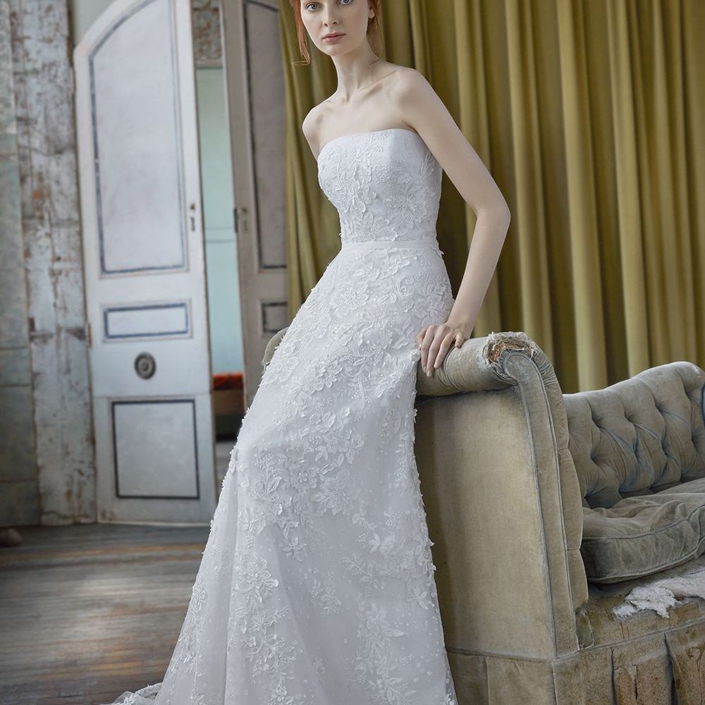 在花卉贴花露肩A线礼服模型