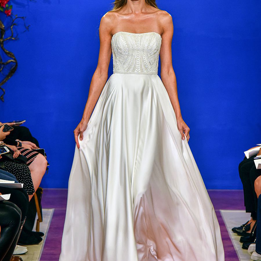 跑道模型走在丝质肩带的舞会礼服,搭配绣花上衣