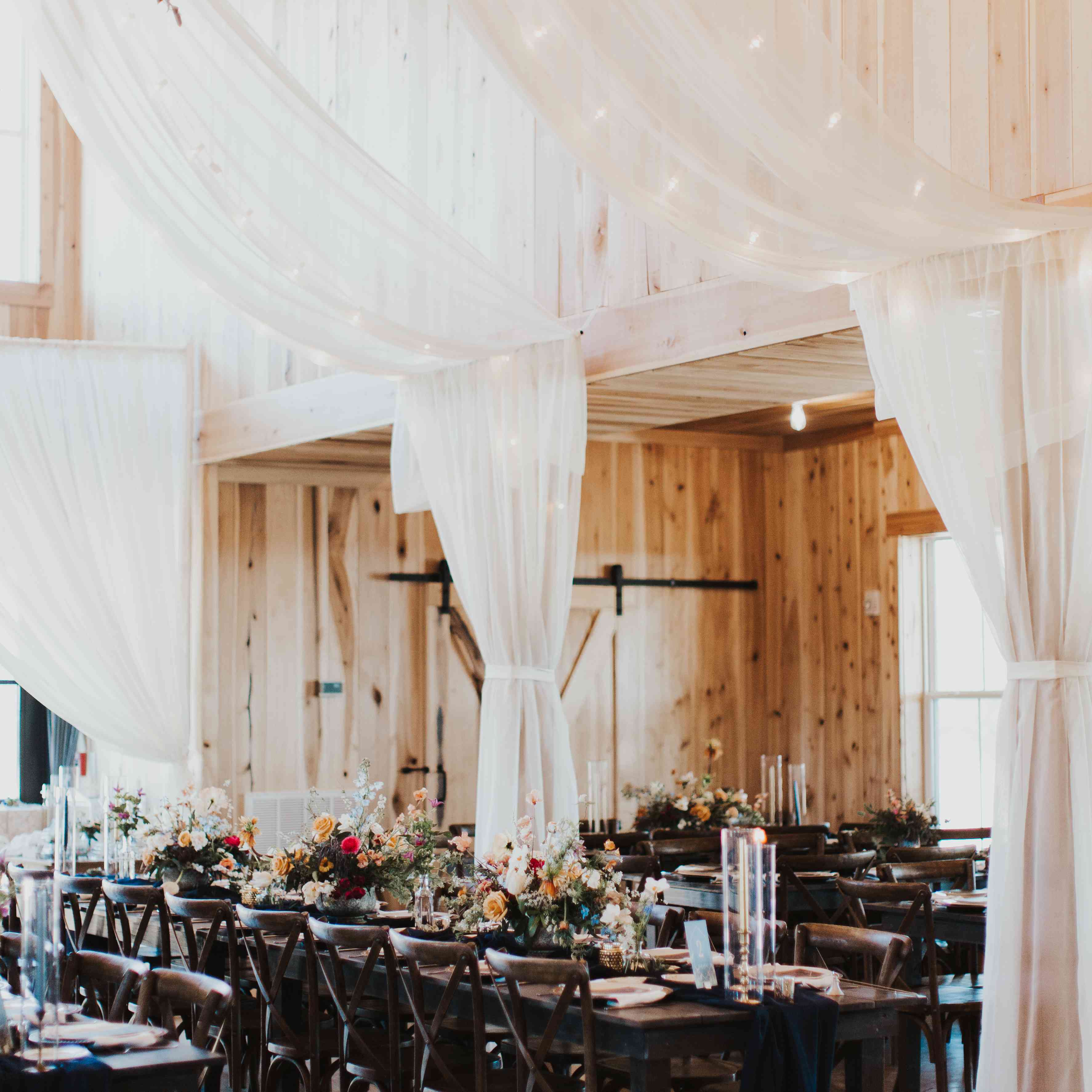 悬挂在串灯上的接待织物