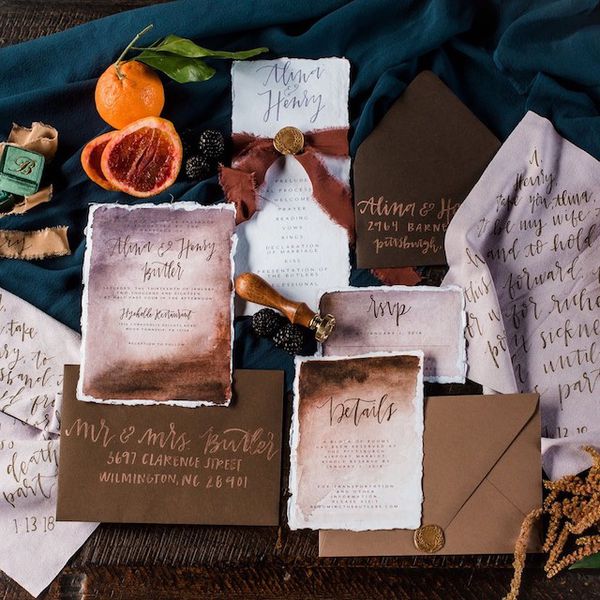 带书法婚礼信封的乡村邀请套房