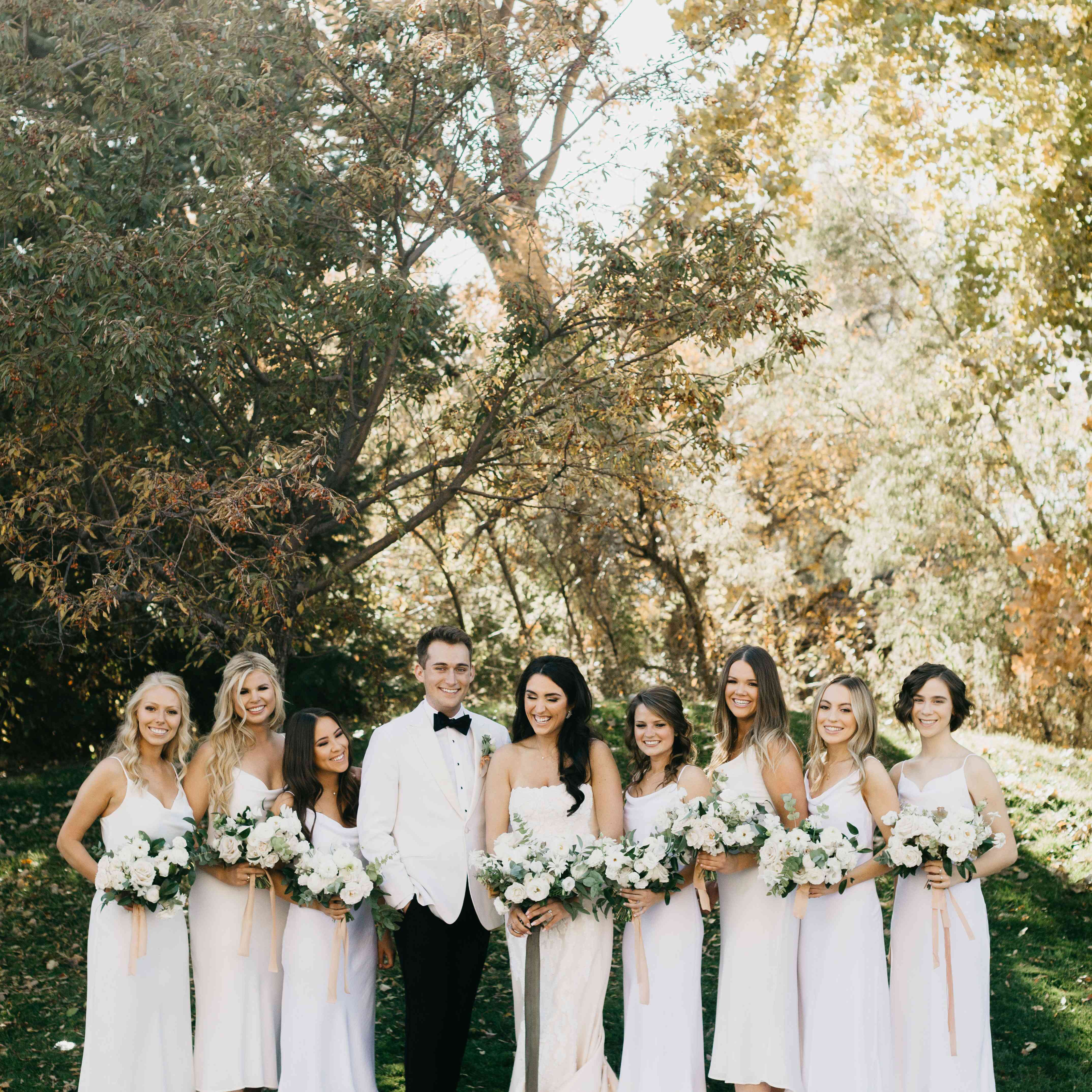 新娘和伴娘伴郎