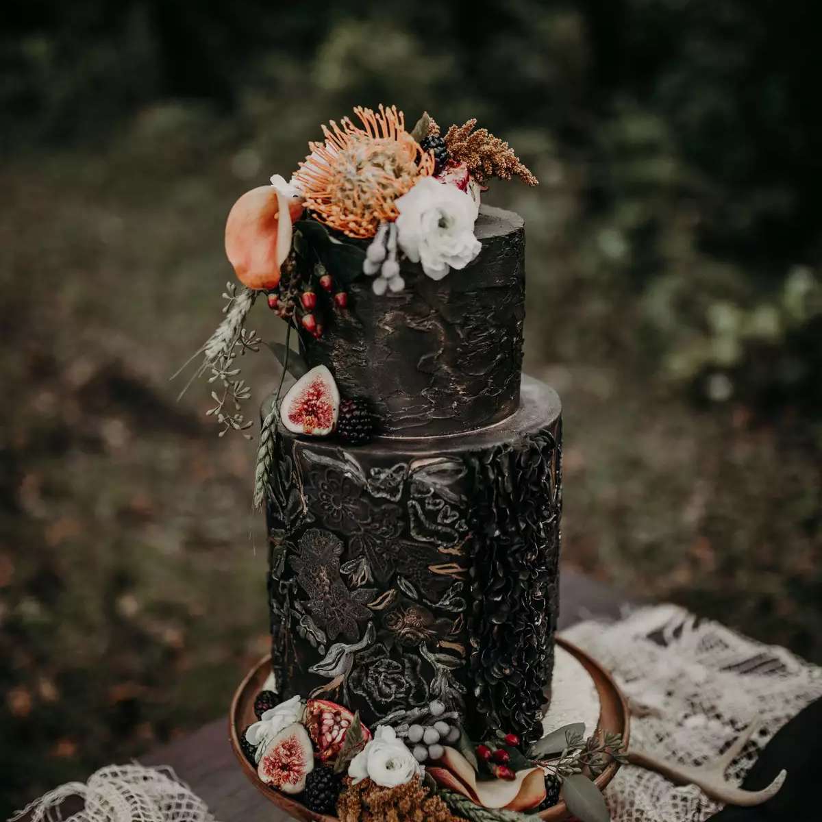 黑色详细的婚礼蛋糕