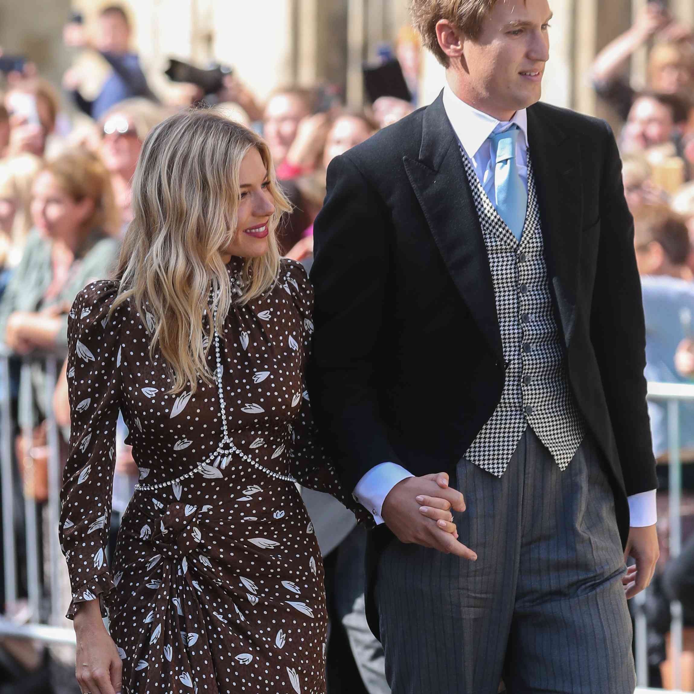 西耶娜·米勒和卢卡斯·兹维尔纳