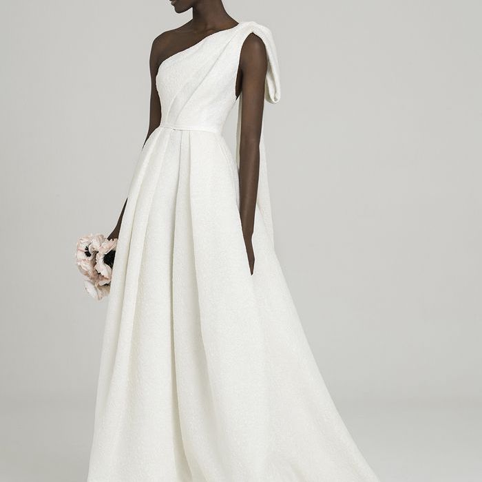 模特身穿白色丝绸单肩礼服