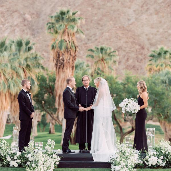 p新娘和新郎在祭坛前</p>