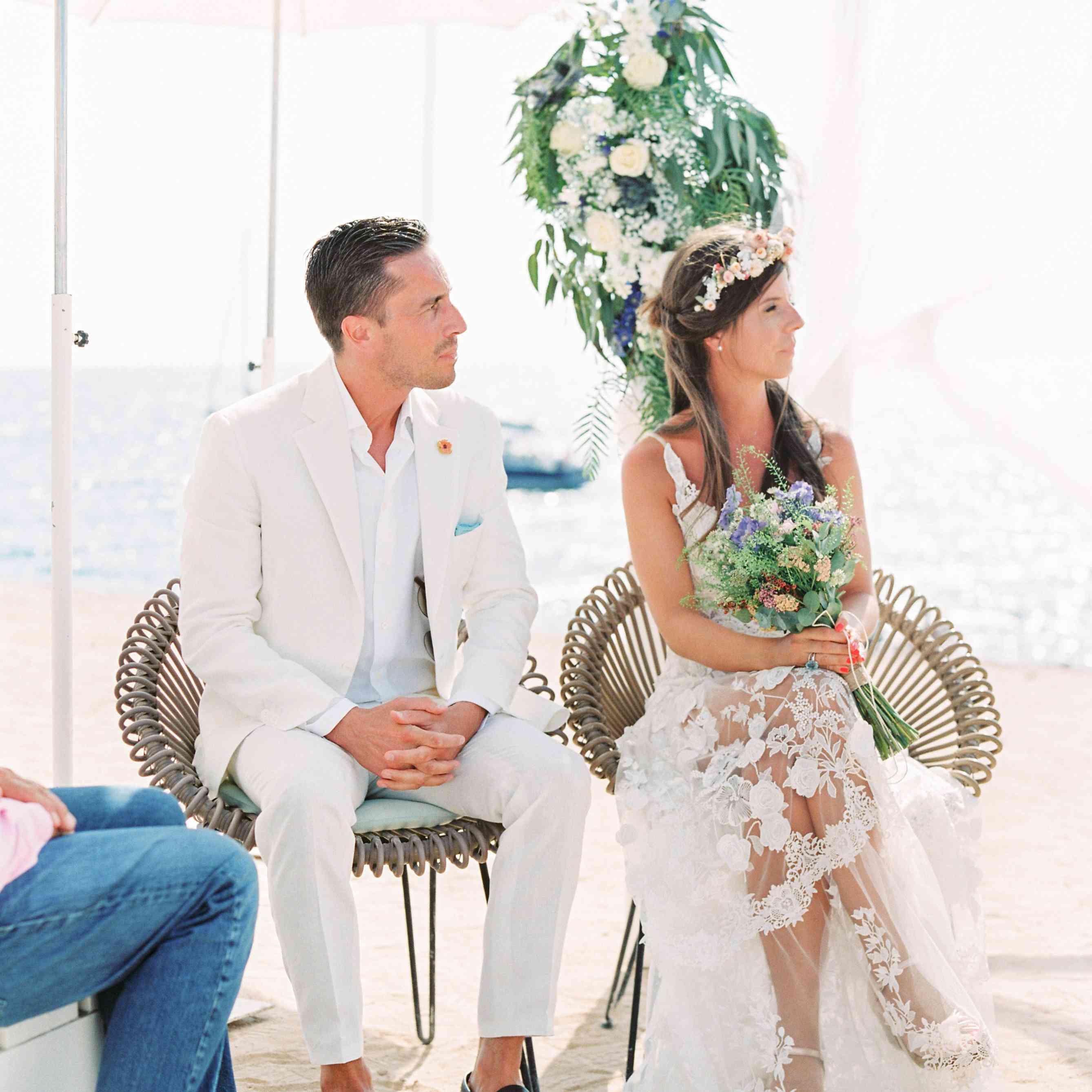 新娘和新郎坐在仪式