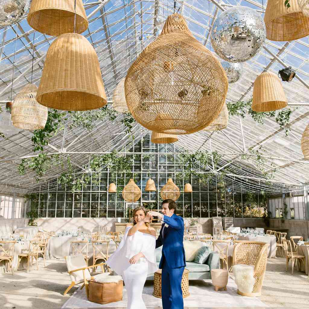 新娘和新郎在柳条灯饰下