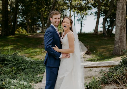 马萨诸塞州的乡村婚礼，新娘和新郎拥抱