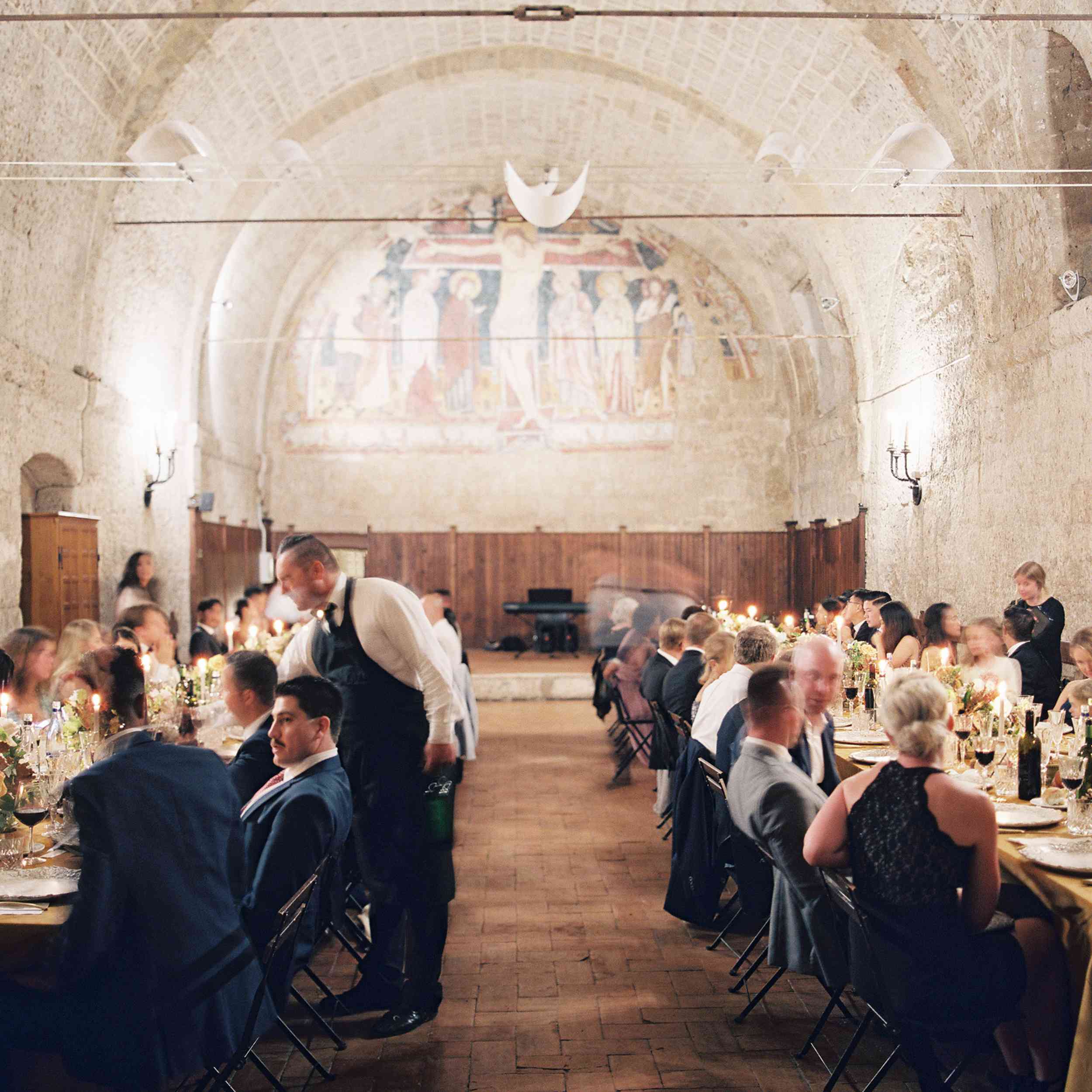 经典LA巴迪亚意大利婚礼，客人在前台吃