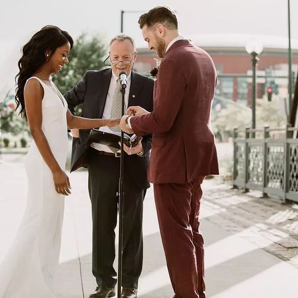 新郎把结婚戒指戴在新娘的手指上