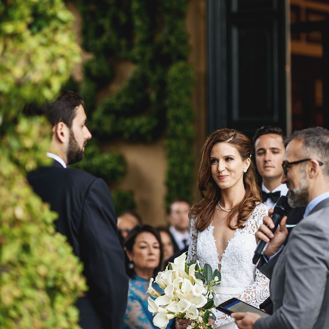 新娘和新郎在婚礼祭坛前