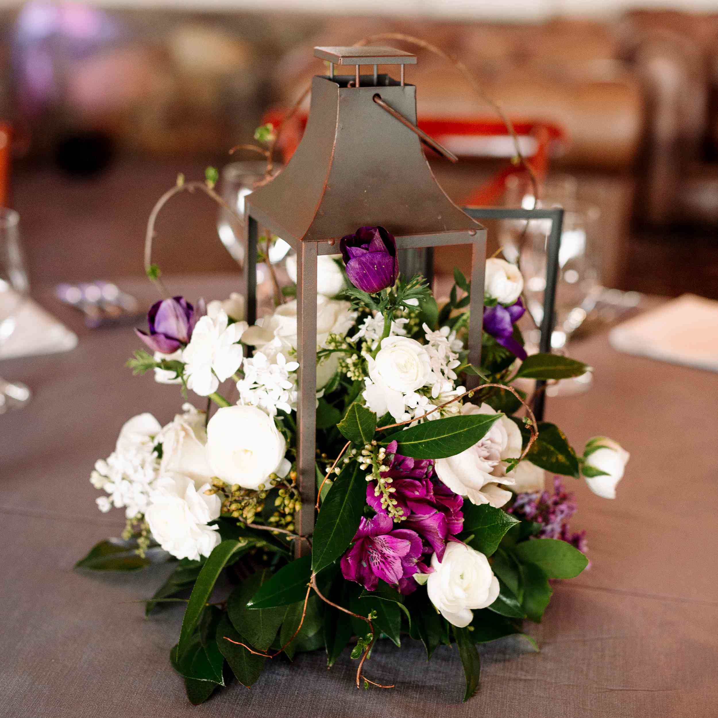 有鲜花的土气灯笼