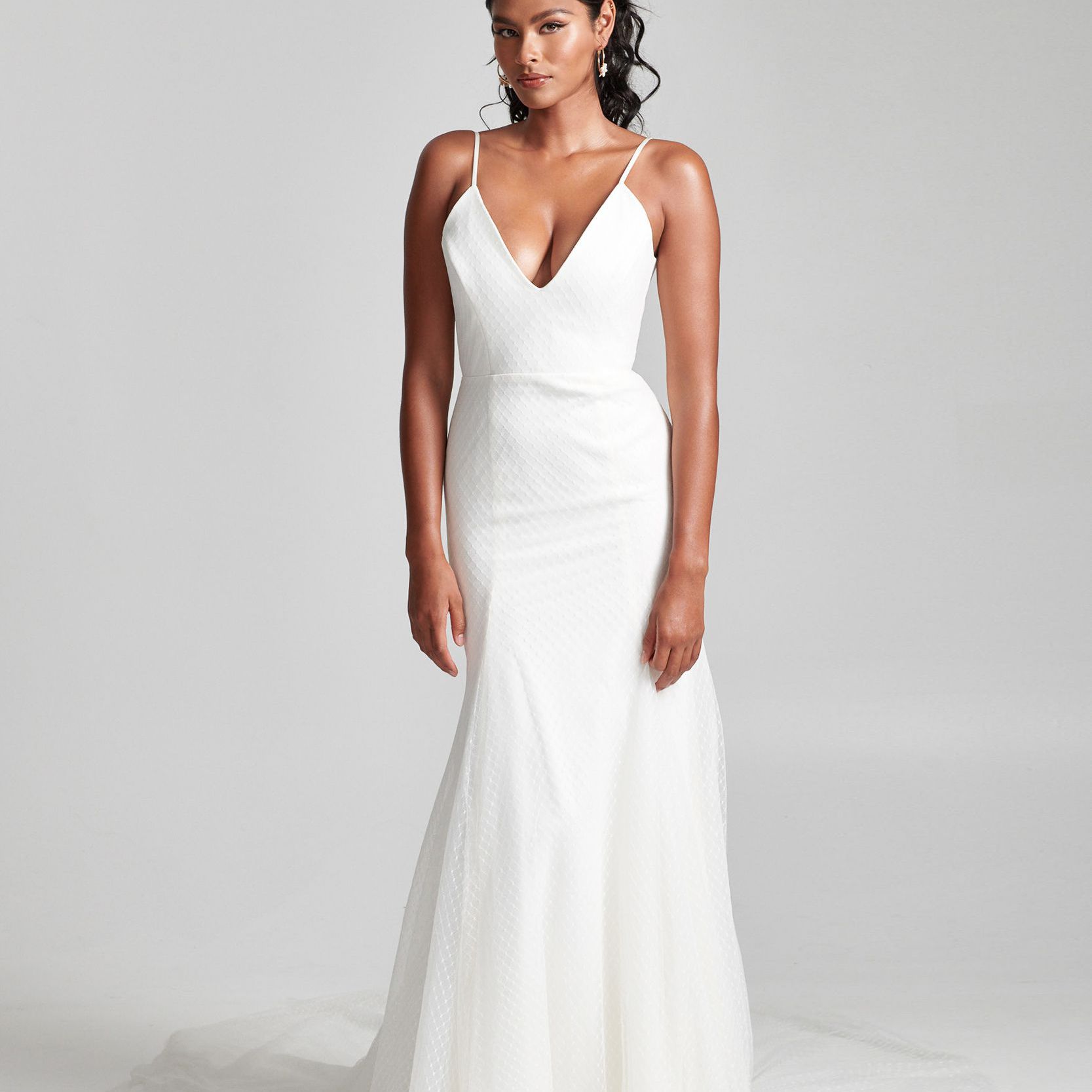 模特在意大利面条带v领婚纱与薄纱