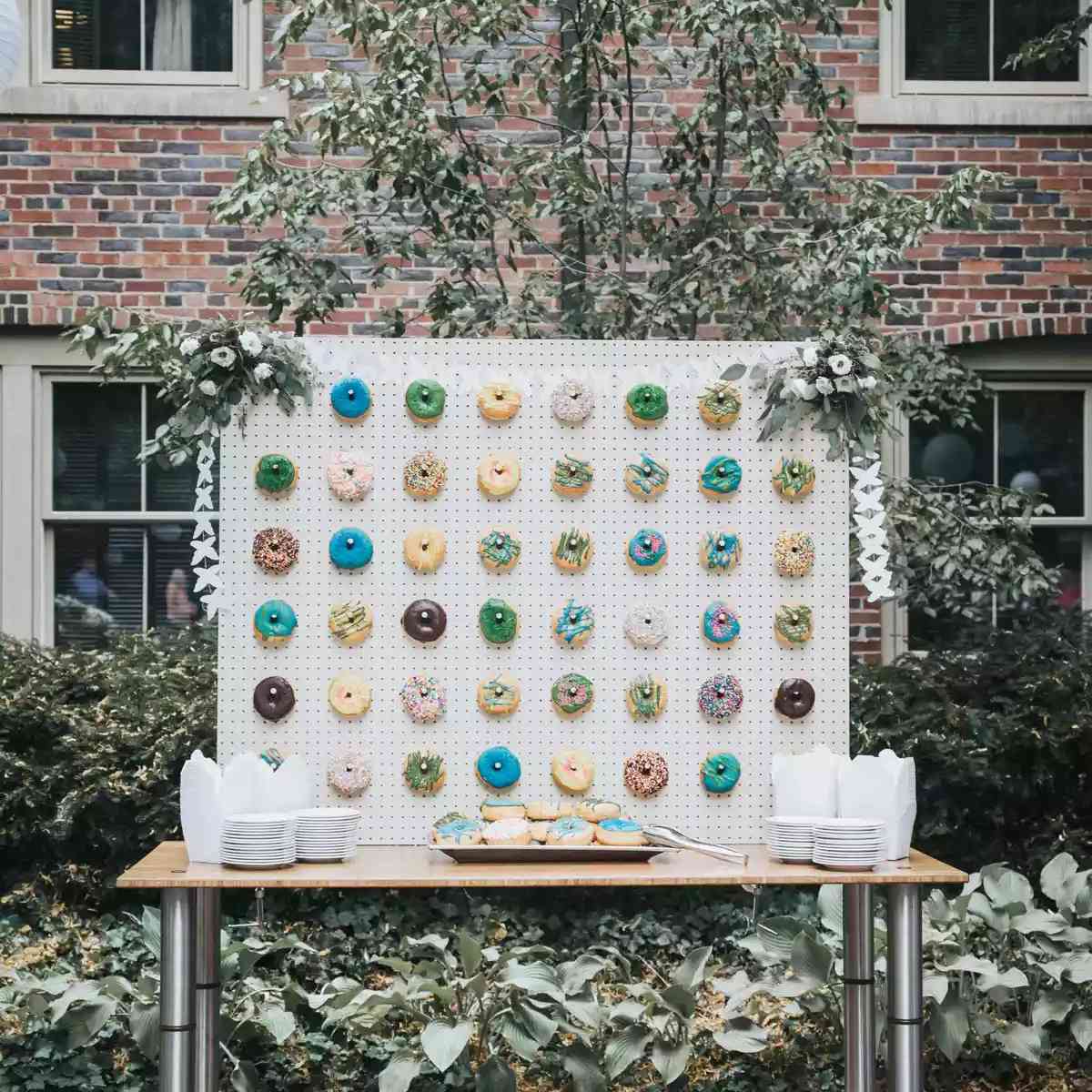 甜甜圈墙，具有一系列银河系启动的甜甜圈