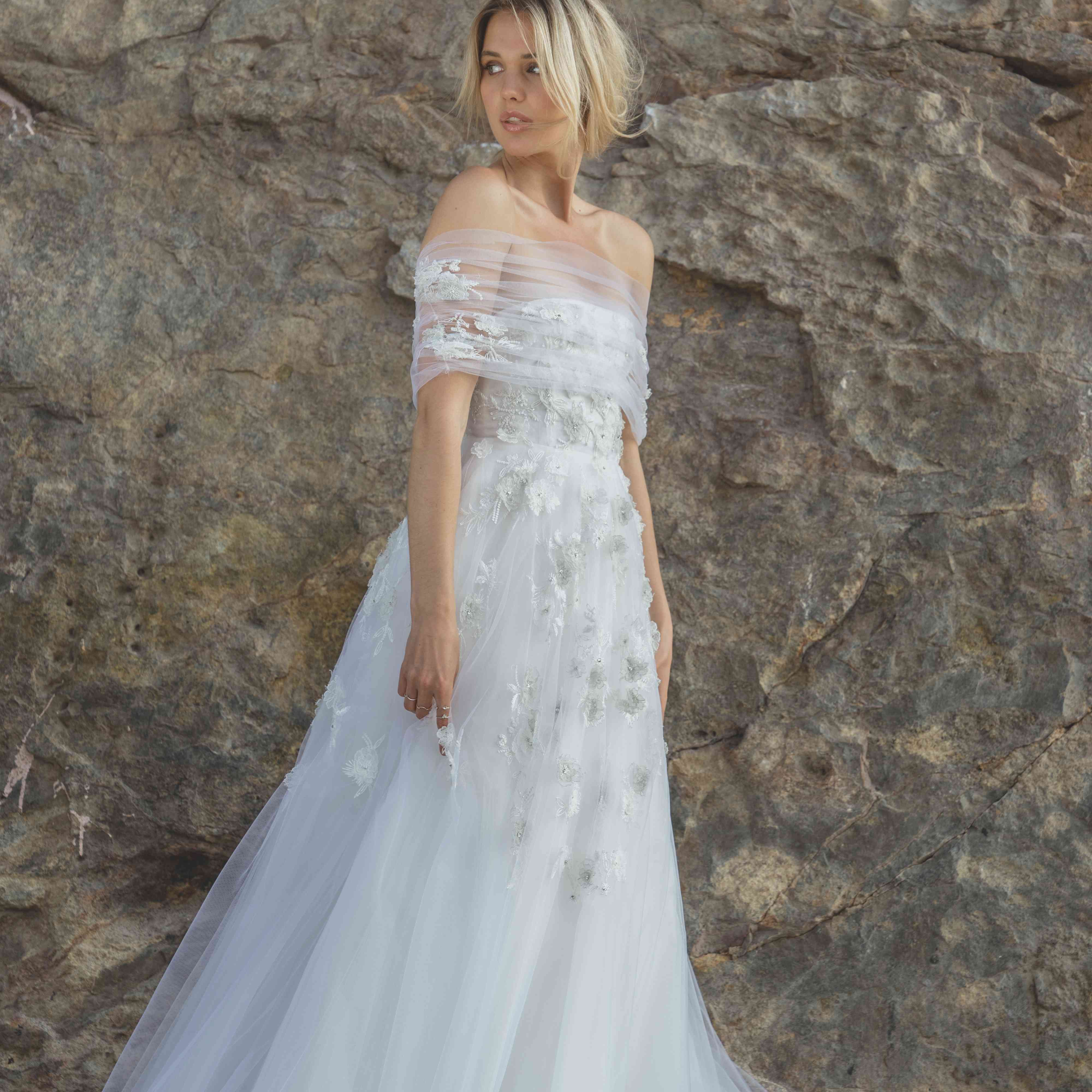 萨布丽娜·达汉的露肩婚纱