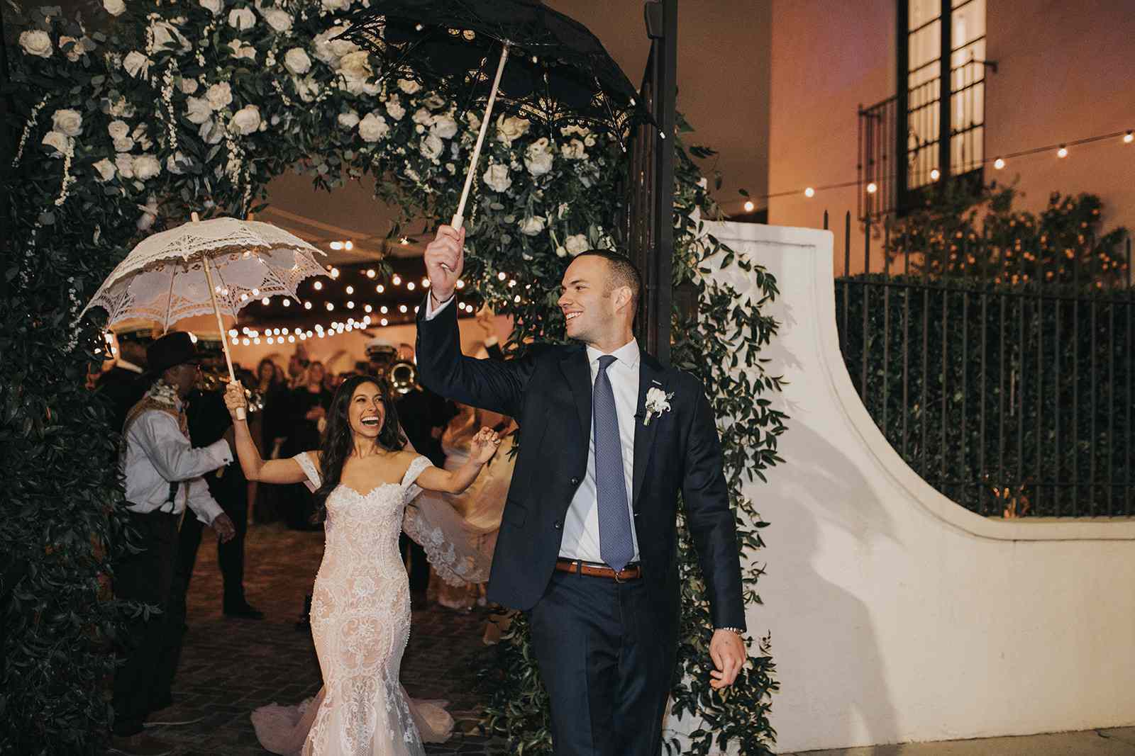 新娘和新郎holding umbrellas