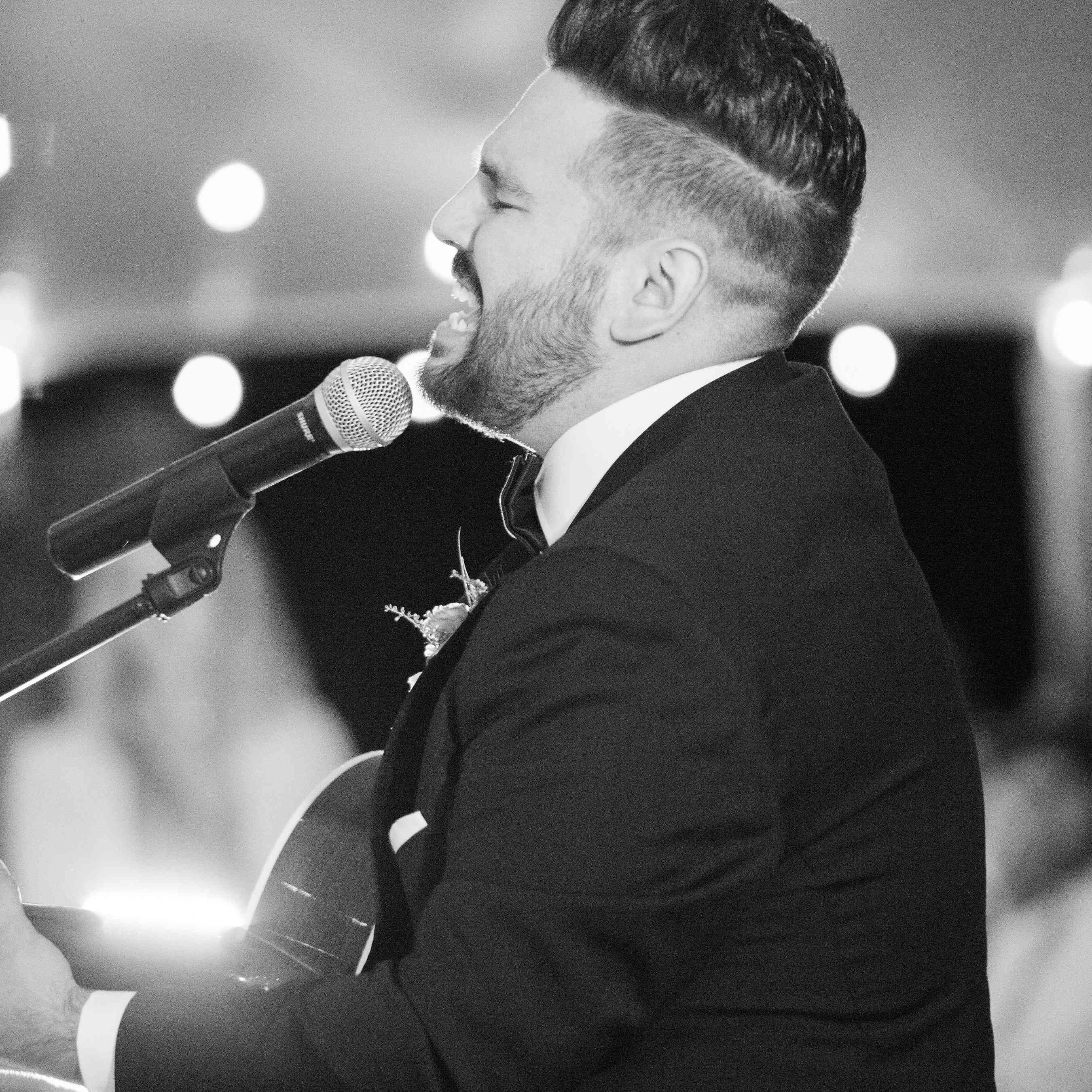 <p>新郎在婚礼上唱歌</p><br><br>