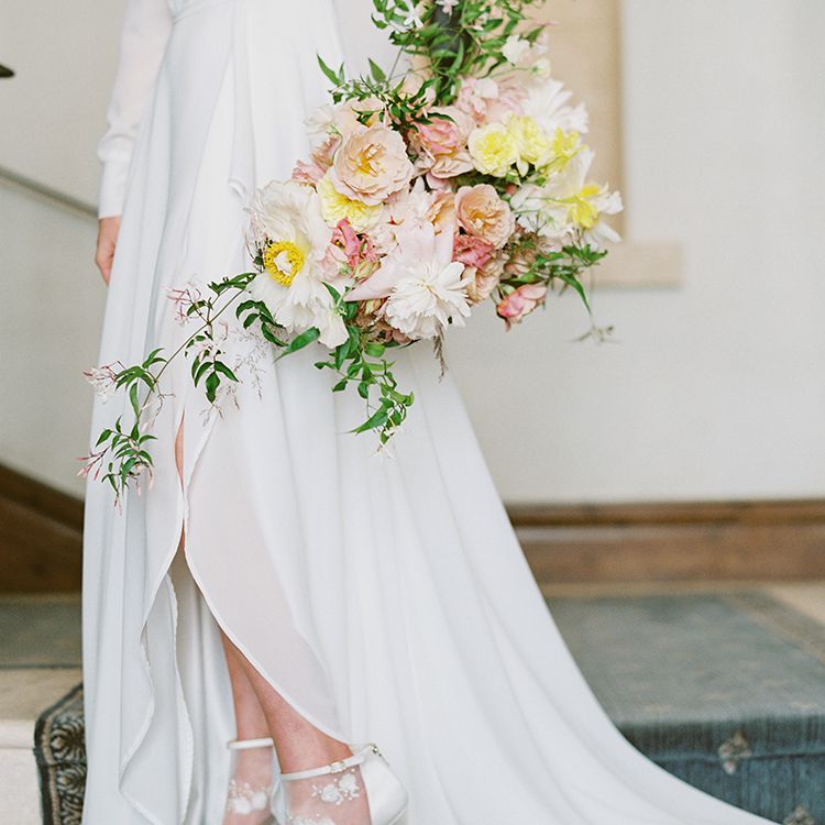 <p>定制婚纱和蕾丝鞋</p