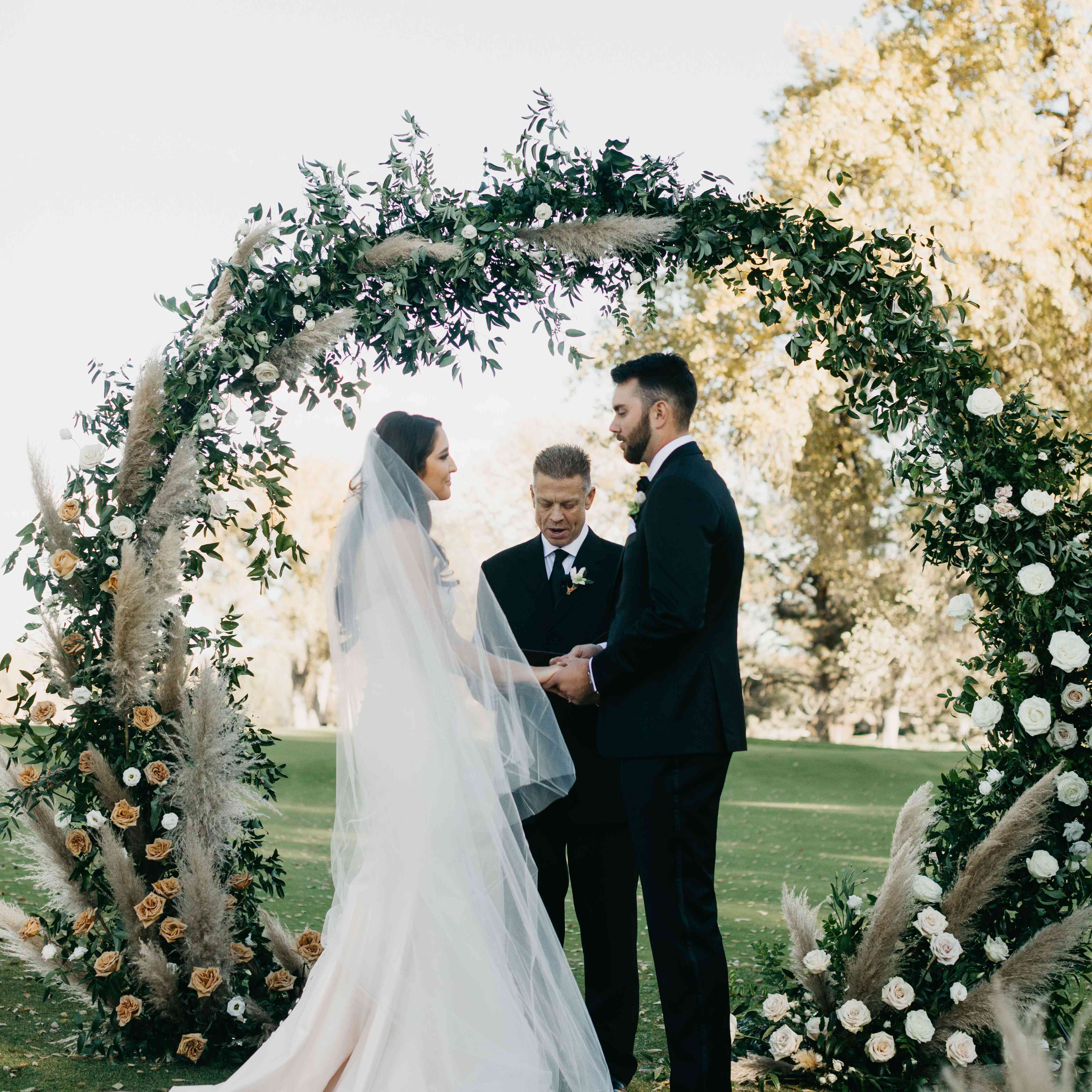 新娘和新郎在祭坛前