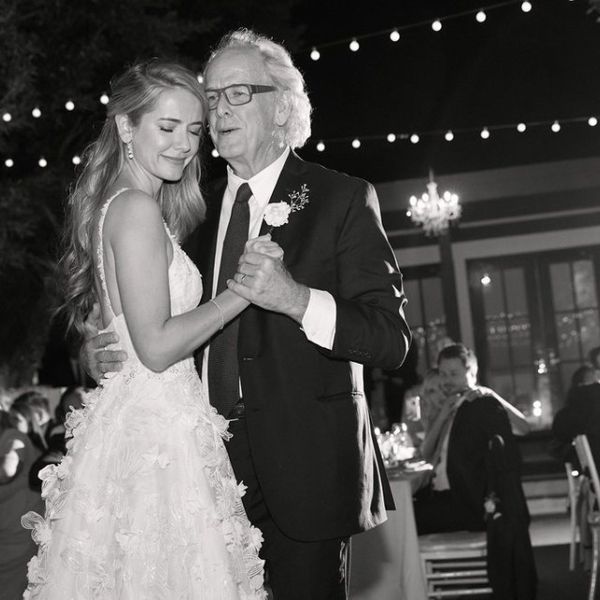 新娘和她的父亲在她的婚礼跳舞