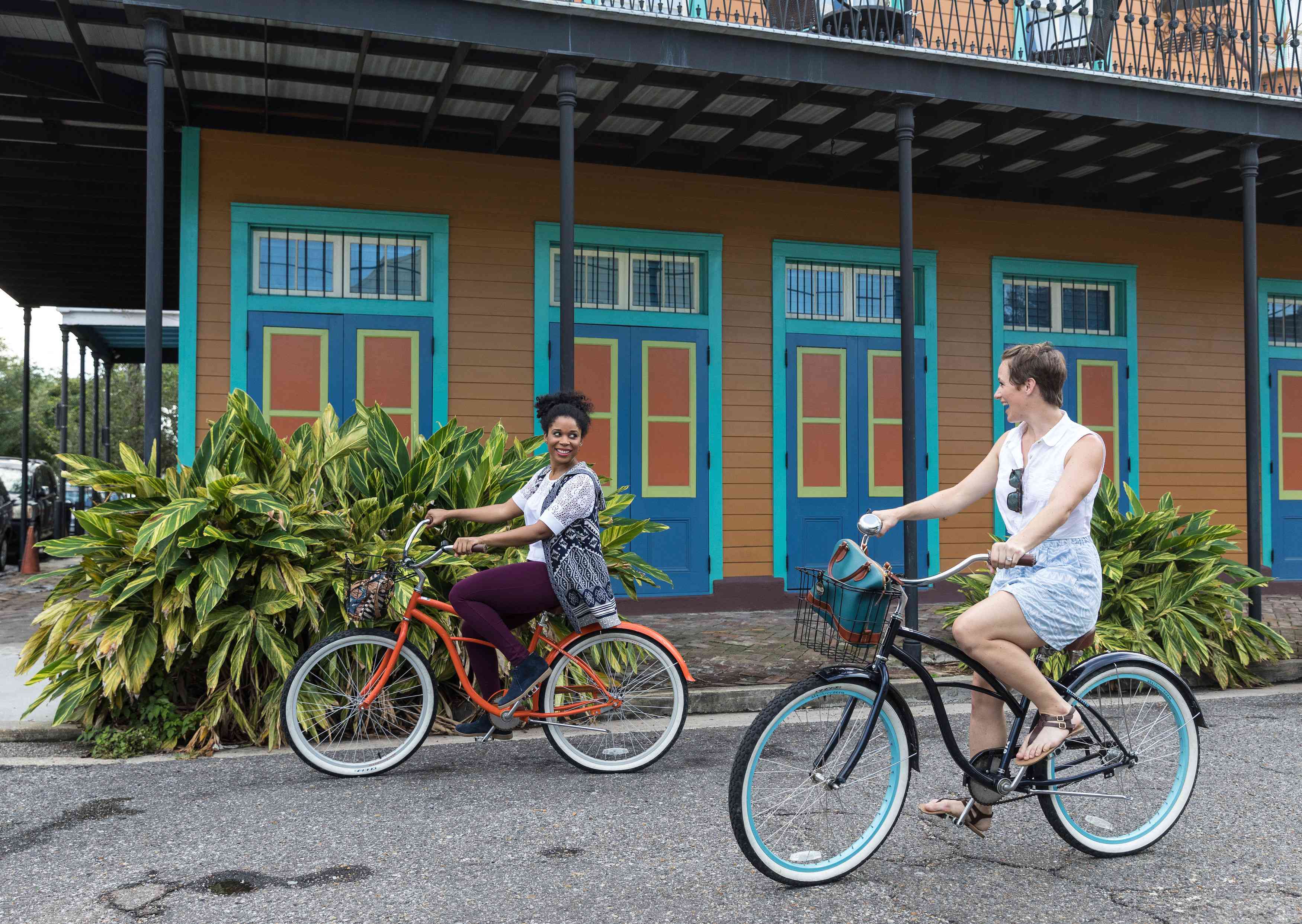 一个LGBTQ夫妇骑自行车穿过新奥尔良