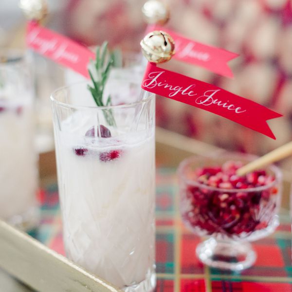 带“叮当果汁”标签的冬季婚礼鸡尾酒