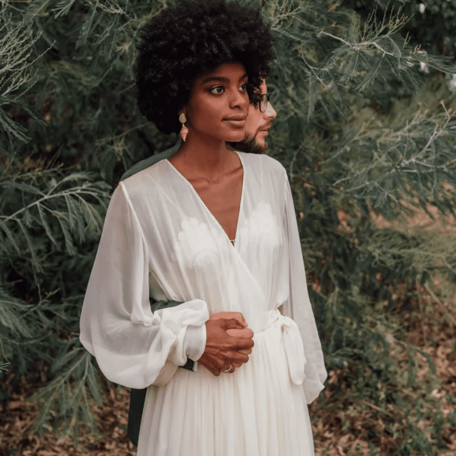 新娘和新郎手牵手