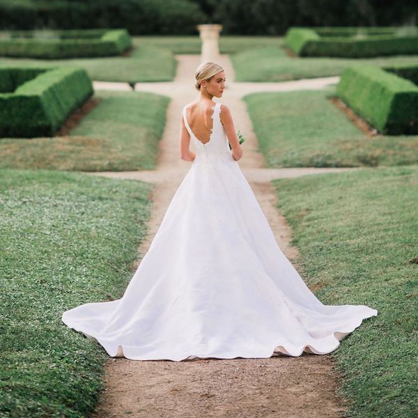 新娘穿着a字婚纱