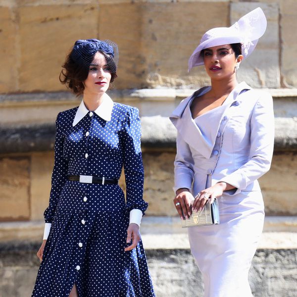 波尔卡女人做蓝色的衣服旁边的女人在白色西装，戴着帽子