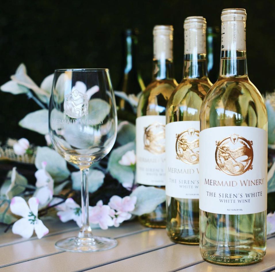 来自美人鱼酒厂的白葡萄酒和葡萄酒杯