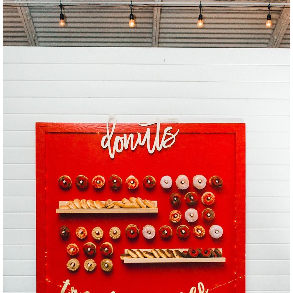 红色享受哟'自我甜甜圈墙婚礼