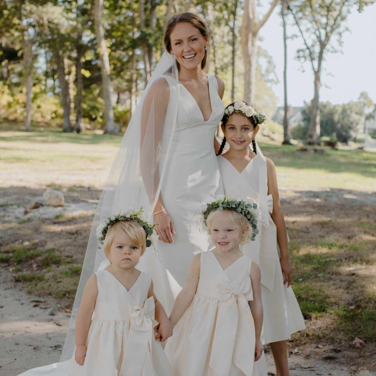 在家质朴马萨诸塞州举行婚礼，新娘花的女孩