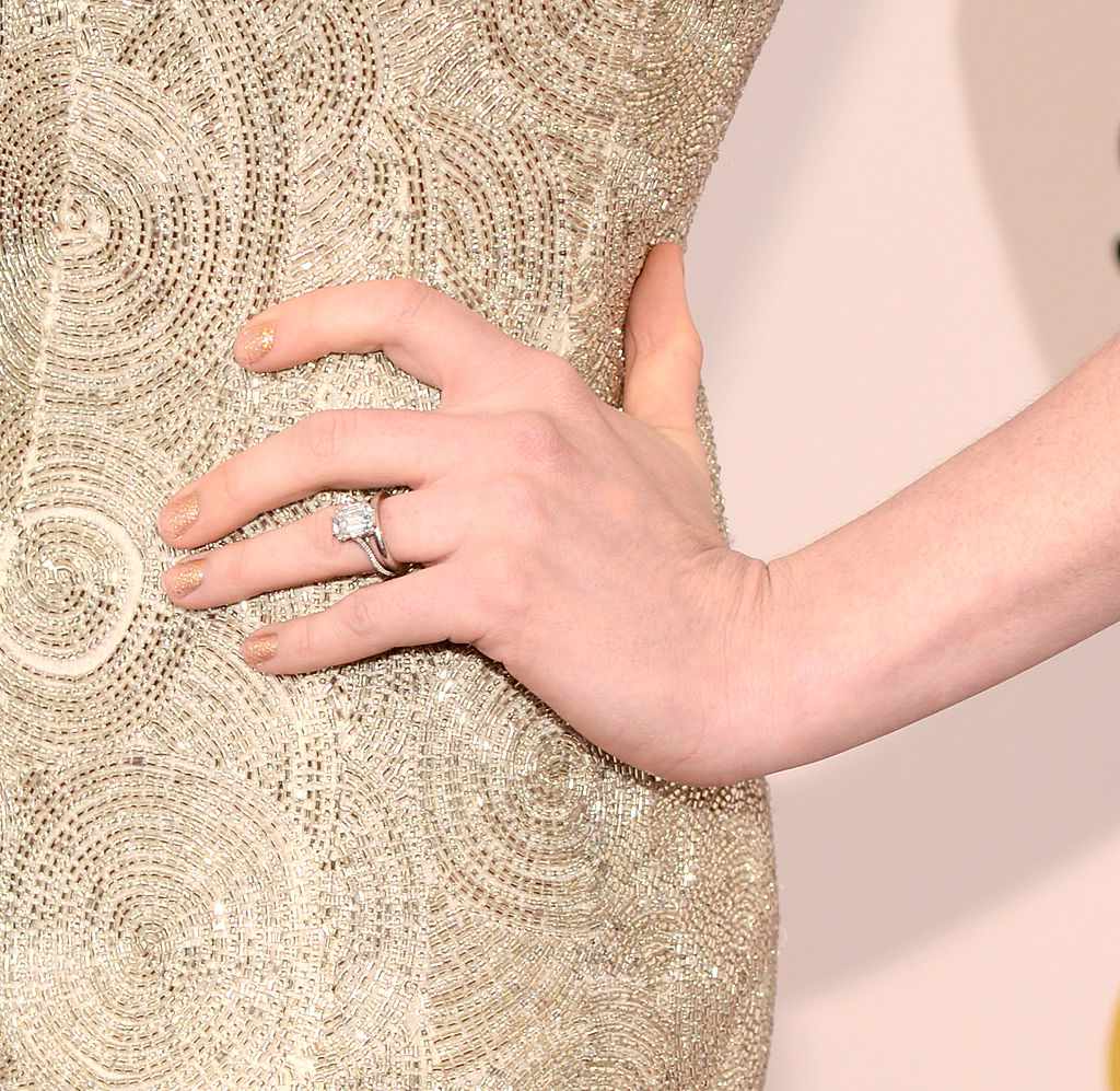 钻石订婚戒指与金片礼服ld乐动官网