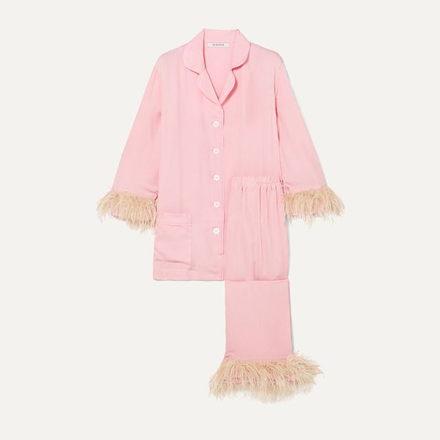 卧铺缎和羽毛修剪睡衣套装