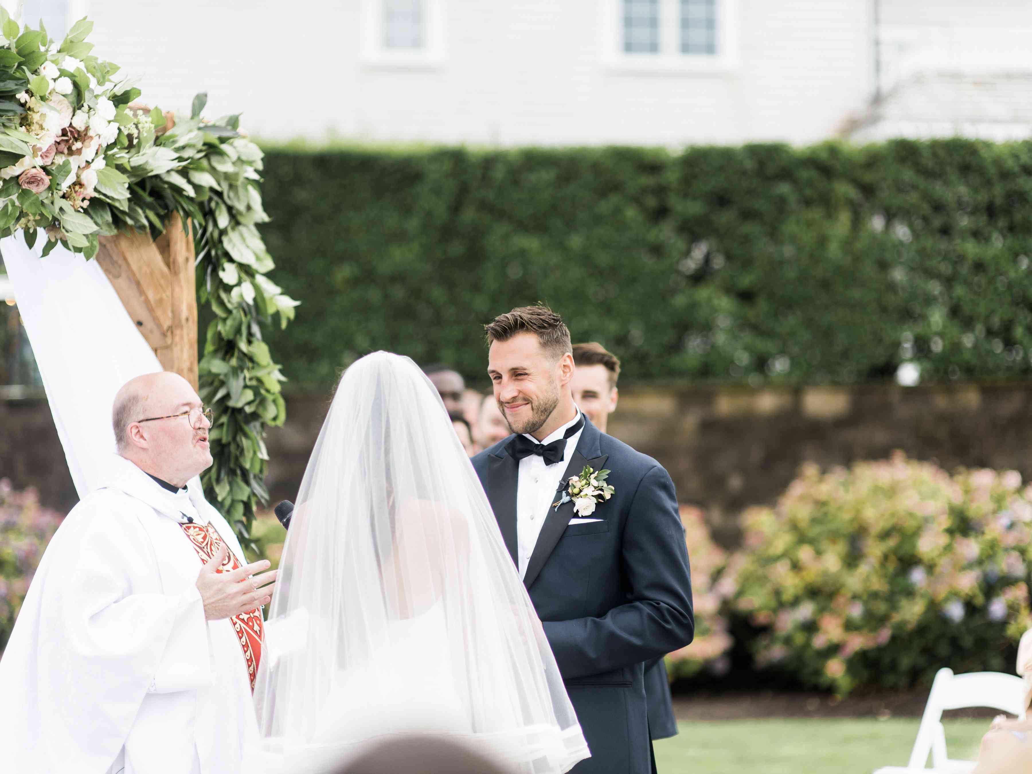 新娘和新郎在祭坛前