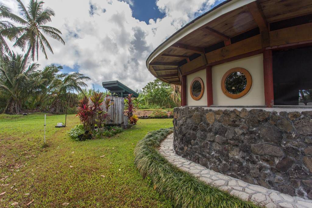夏威夷圆形石头的小房子，大院子和室外淋浴