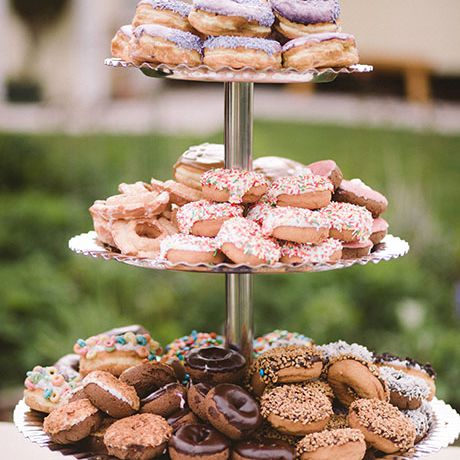 由伏都教甜甜圈创造的三层塔状的各式各样的糖霜甜甜圈