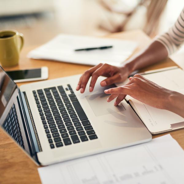 在电脑上打字的女人。