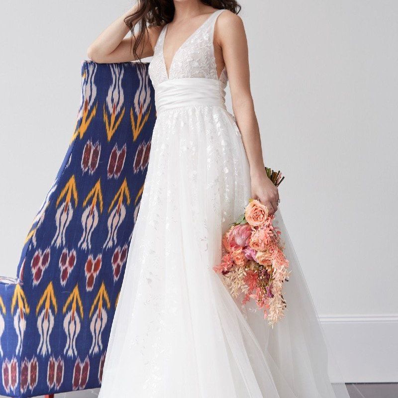 模特身穿v领全花边a字裙，束腰