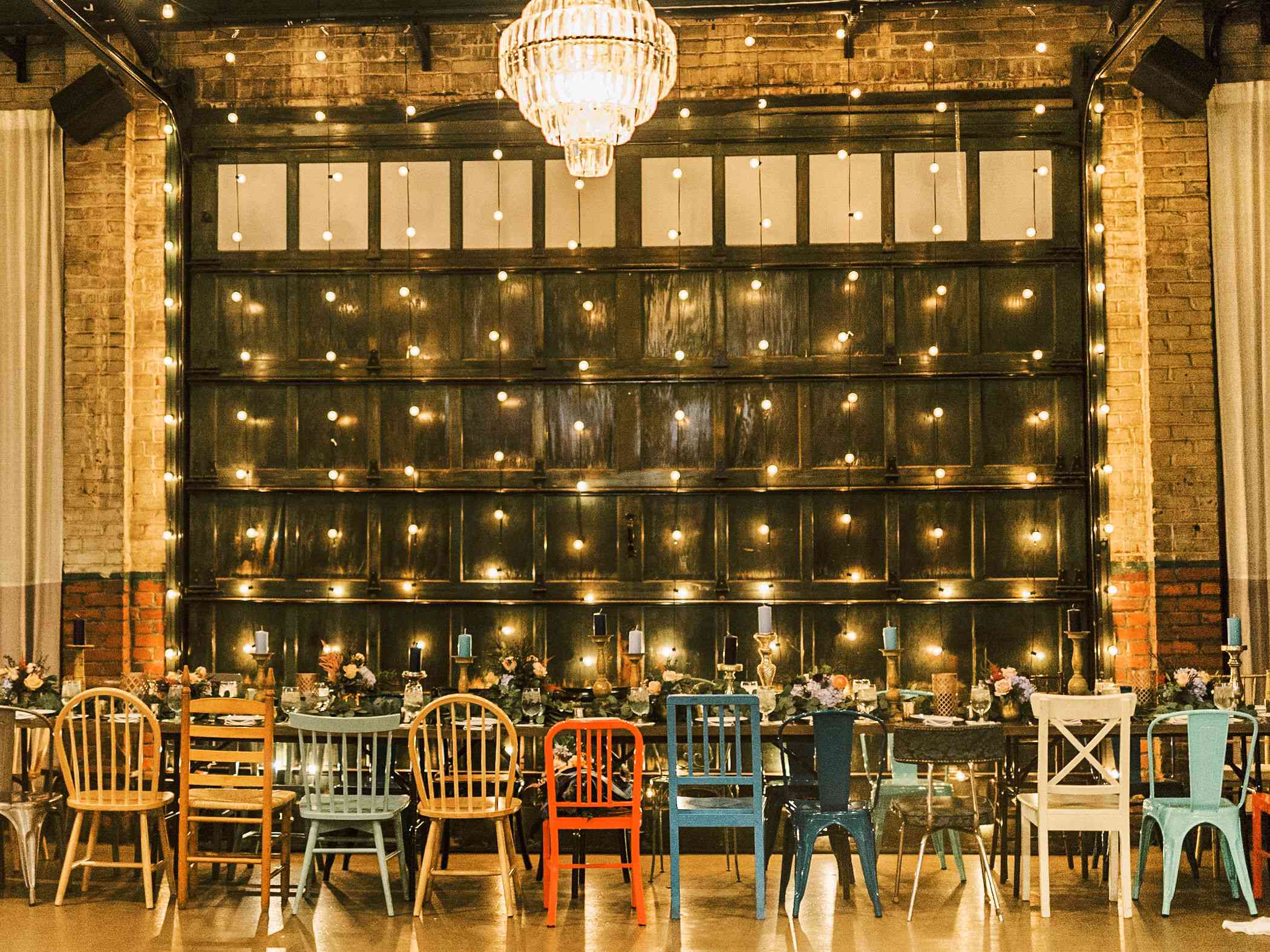 异想天开的萨凡纳婚礼，不匹配的椅子接待装饰