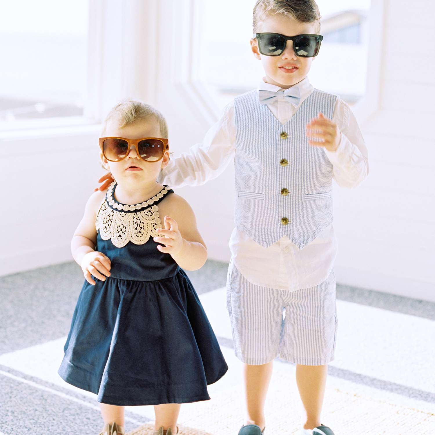 亲密的加利福尼亚婚礼，蹒跚学步的花女孩和戒童