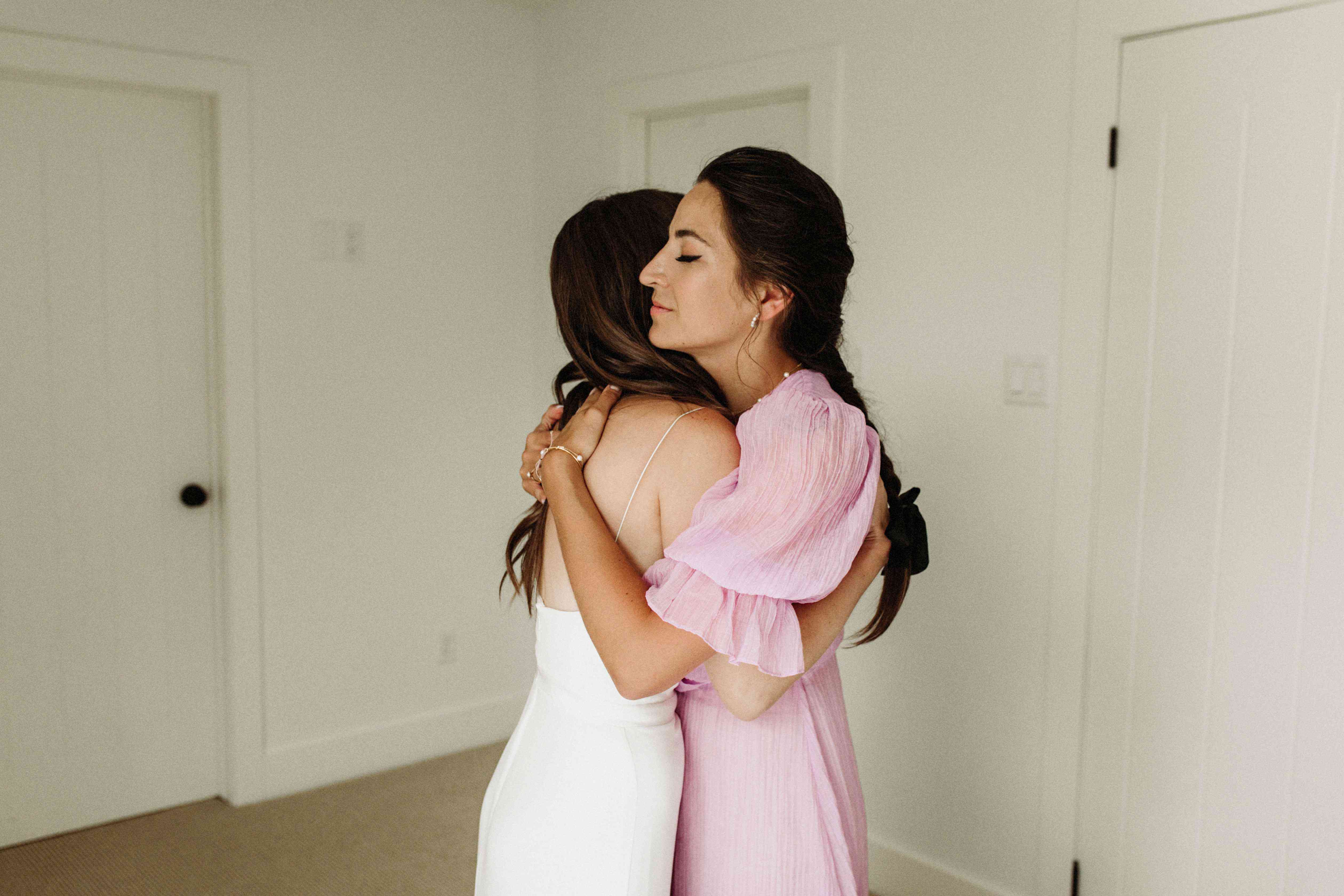 新娘和伴娘拥抱